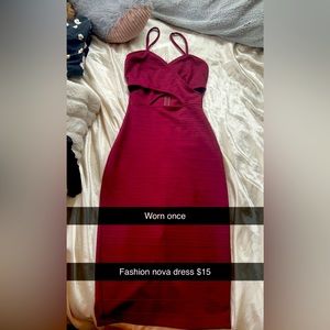 I’m a medium n fits well could fit a small tbh hugs curves perfect